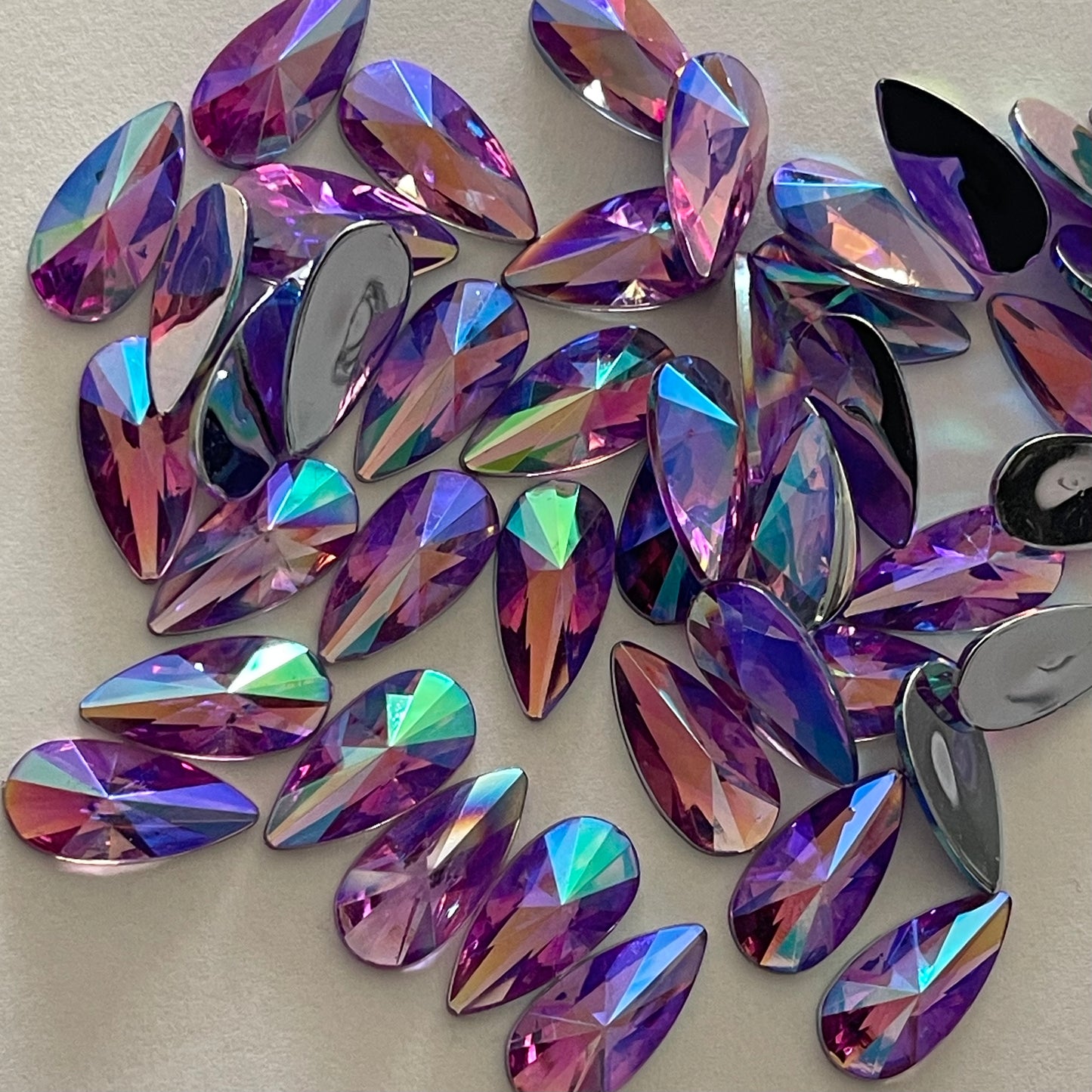 18mm Tear Drop - Light Purple AB - Glue On