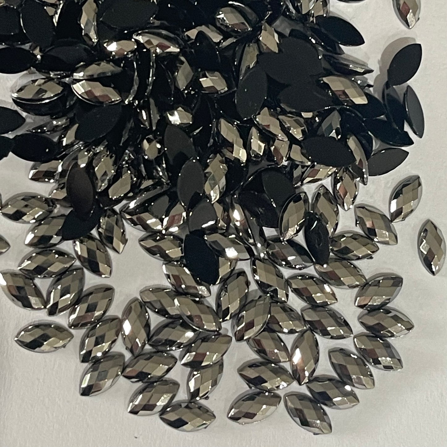 6mm Horseeye - Jet Hematite (Glue on)