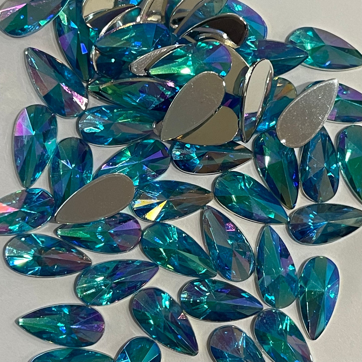 18mm Tear Drop - Aquamarine AB - Glue On